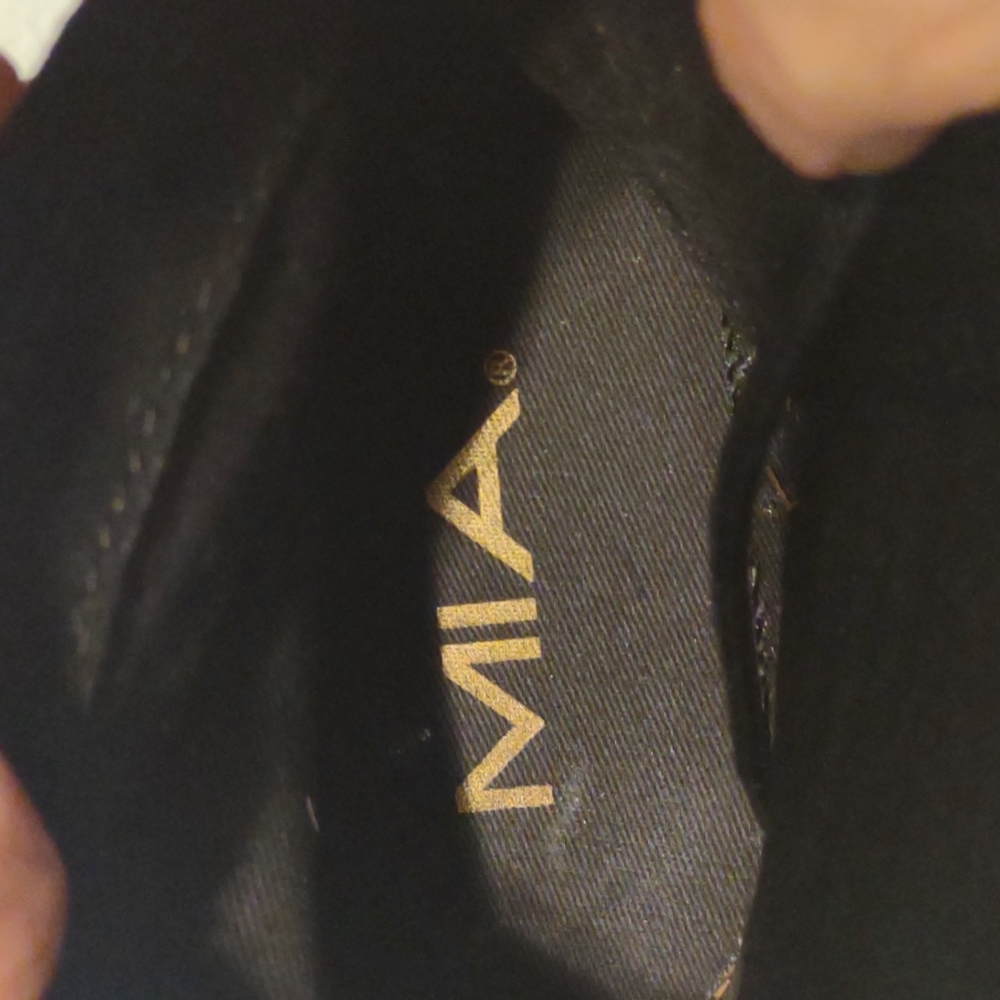 MIA bootie in black suede leather upper. Size 7M - Picture 10 of 11